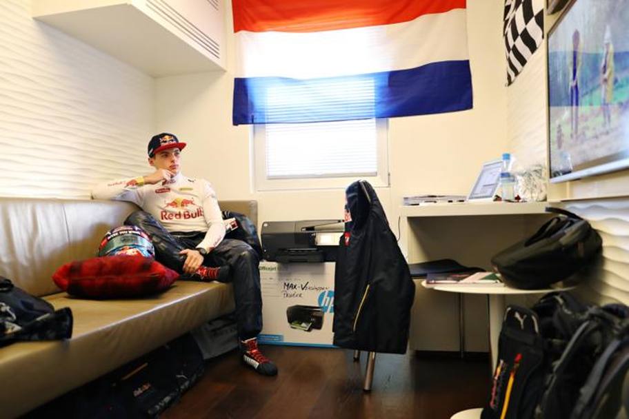 L’olandese il giorno prima della gara cerca di rilassarsi nella “Energy Station” della Red Bull, squadra con cui era all’esordio dopo lo scambio con Kvyat. Getty
